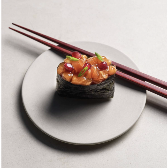 « Pour le gunkan, cette boulette de riz entourée d’algue nori, j’ai choisi de réaliser un accord sucré-salé surprenant. Le saumon en tartare, mariné au soja, se marie à l’azuki, haricots rouges sucrés qui sont habituellement travaillés en dessert.»